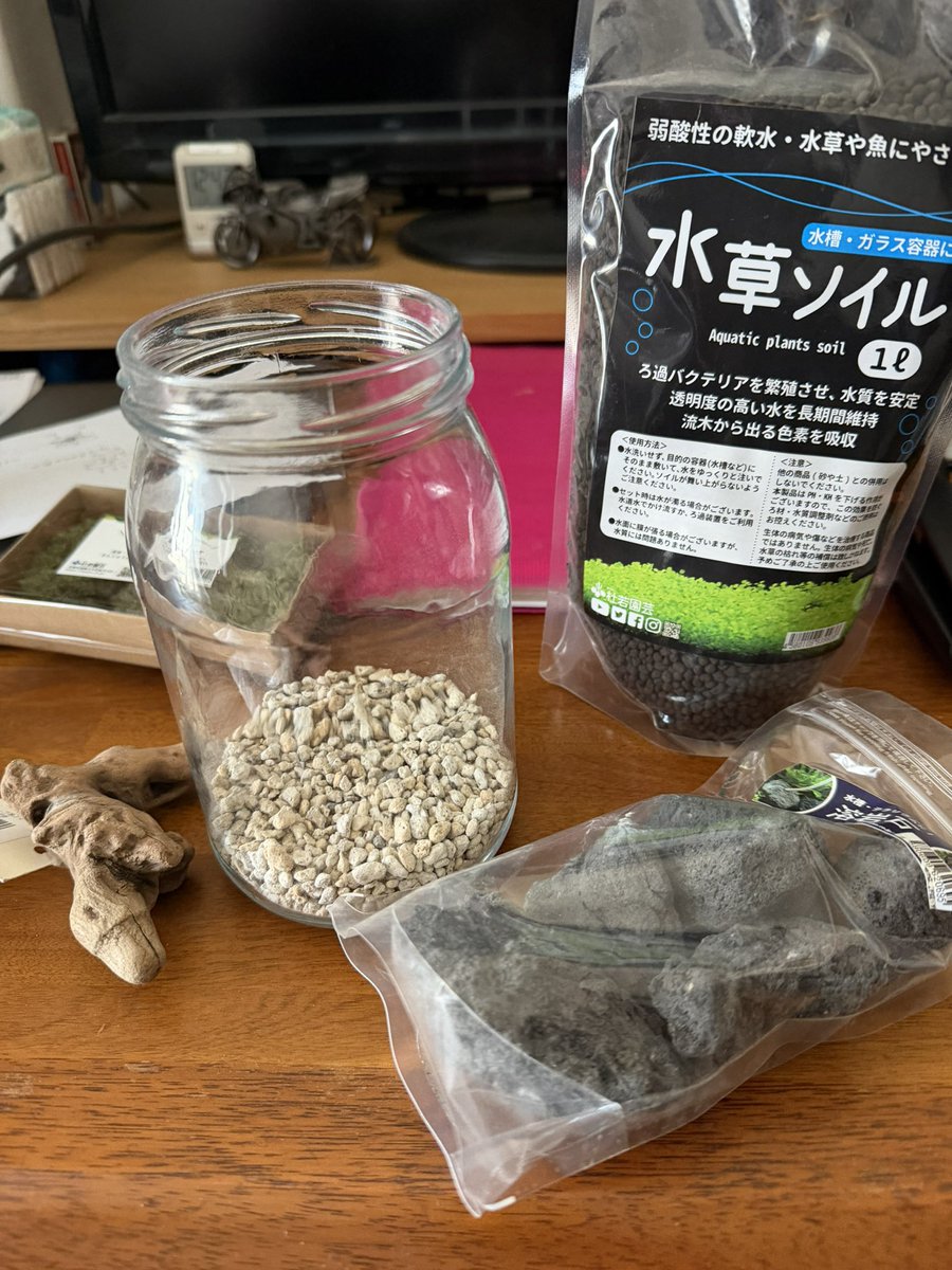 こないだ
とあるユニットの練習に
とあるベーシスト宅に行ったら
苔テラリウムを見つけたので
丸山詩乃もはじめてみましたん

初めてにしては可愛くできた気がする

いれすぎ？