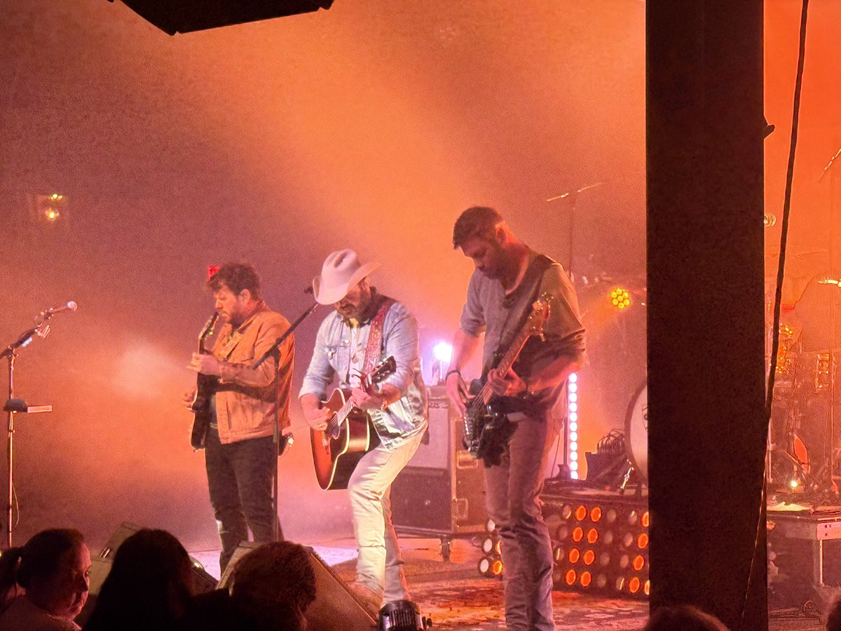 RedDirtAL's tweet photo. @WadeBowen killing it in Mobile Al.  Gotta love great artists giving their all, EVERY SINGLE SHOW!! https://t.co/3DOV6VziA5