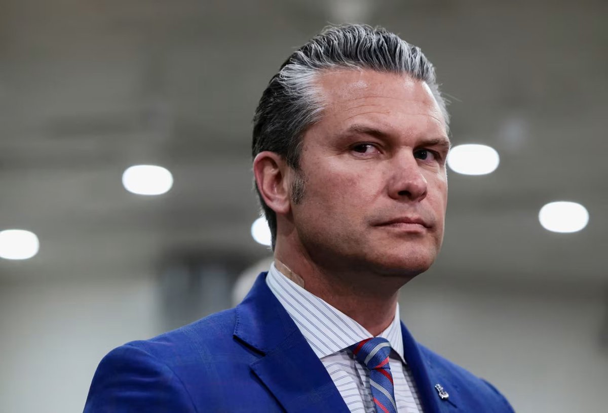 MarioNawfal's tweet image. 🇺🇸 HEGSETH POSTS "HOW TO AVOID ICE" AFTER FEDS KILL MINNEAPOLIS NURSE, SPARKS MORE BACKLASH

After an ICE agent shot Alex Pretti in Minneapolis, Defense Secretary Pete Hegseth posted a “how to avoid ICE” graphic.

He also blamed “lunatics in the street” and local leaders.

But…