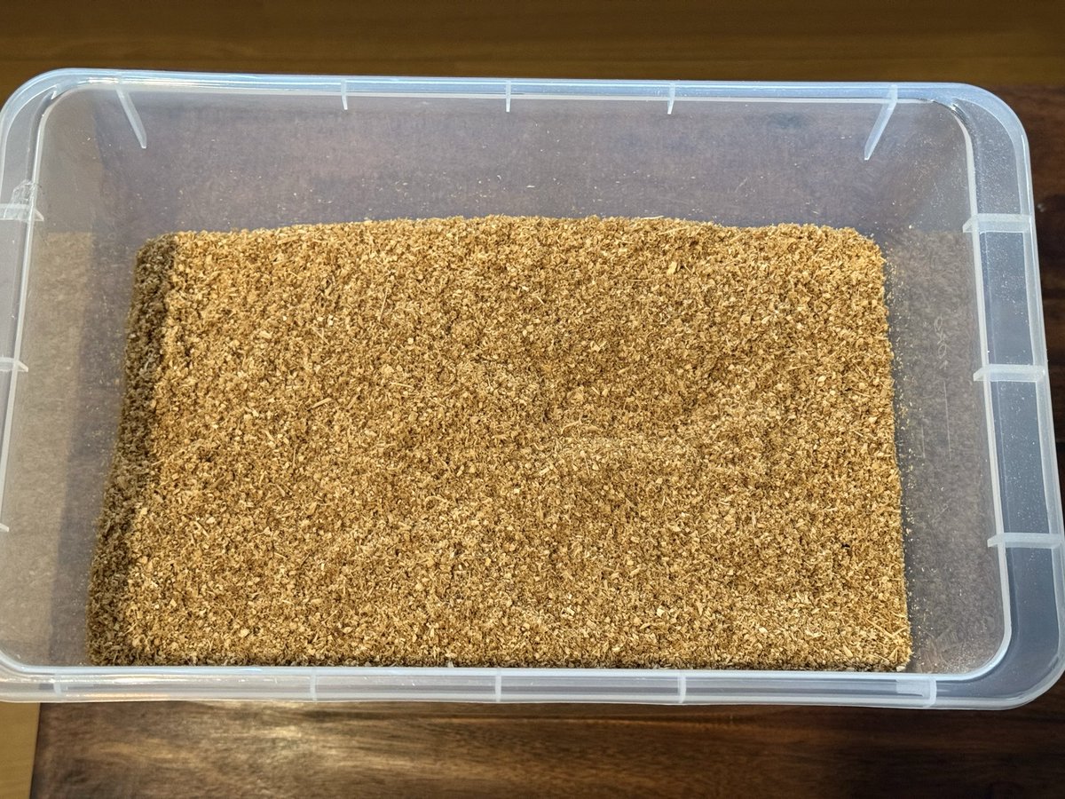 shin_okunaka's tweet photo. 【手は微生物で洗う】
私は手が商売道具ですが、お一人の施術が終わると当然手を洗います。
昔は普通に水と石鹸で洗っていましたが、今は「おがくず」で手を洗います。
酵素風呂で使うものですが、そこに手を突っ込んでワシャワシャして手を洗います。
これだけ。
もうお肌はツルツルで、施術の度に手が綺麗になります。
中は微生物がいて、手の汚れをどんどん食べてくれます。
仕事で人の体の「コリ」をとって行くのですが、コリにはその人の「執着」とか「想い」とか「思考」があって、それらを触るので手に残るのですが、微生物がそれらを食べてくれる感じで、常に良い手の状態をキープしています。