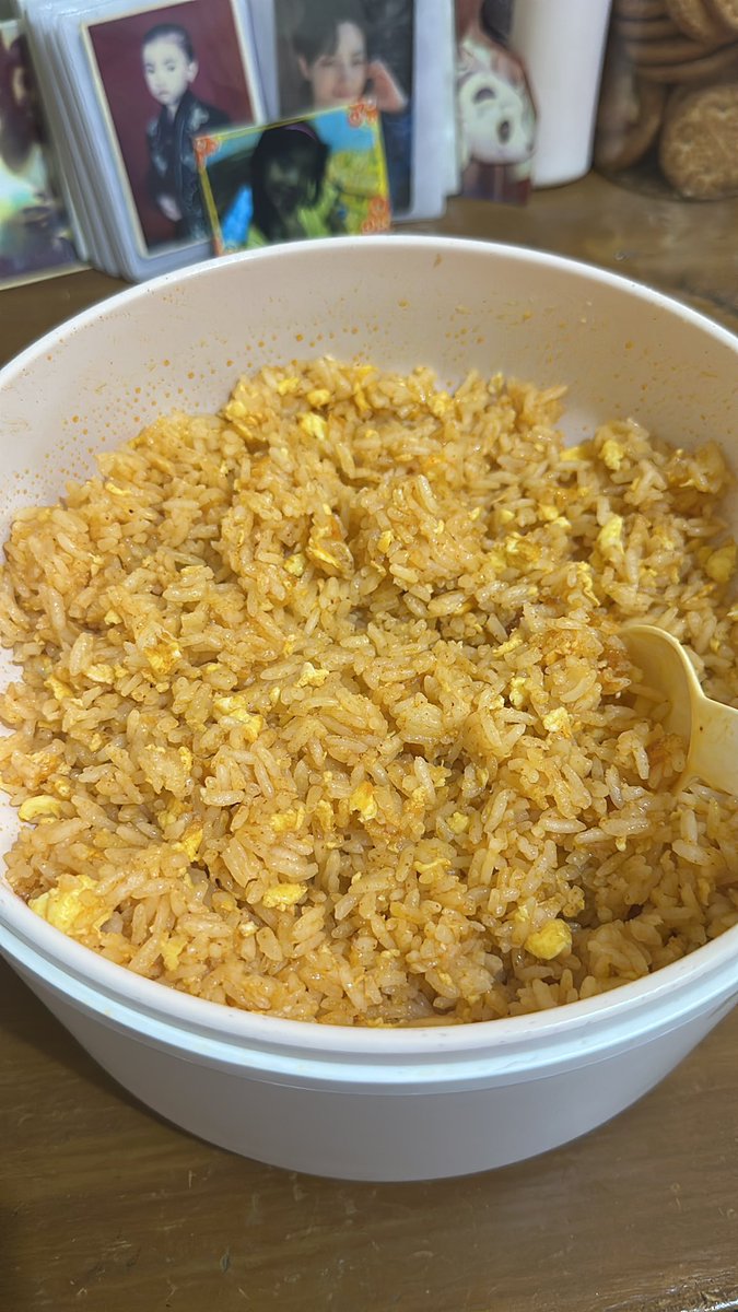Lyraas18's tweet photo. Sarapan pagi yang kesiangan pakai nasgor mentega+cabe bubuk🫶🏻 https://t.co/zl6baWqihH