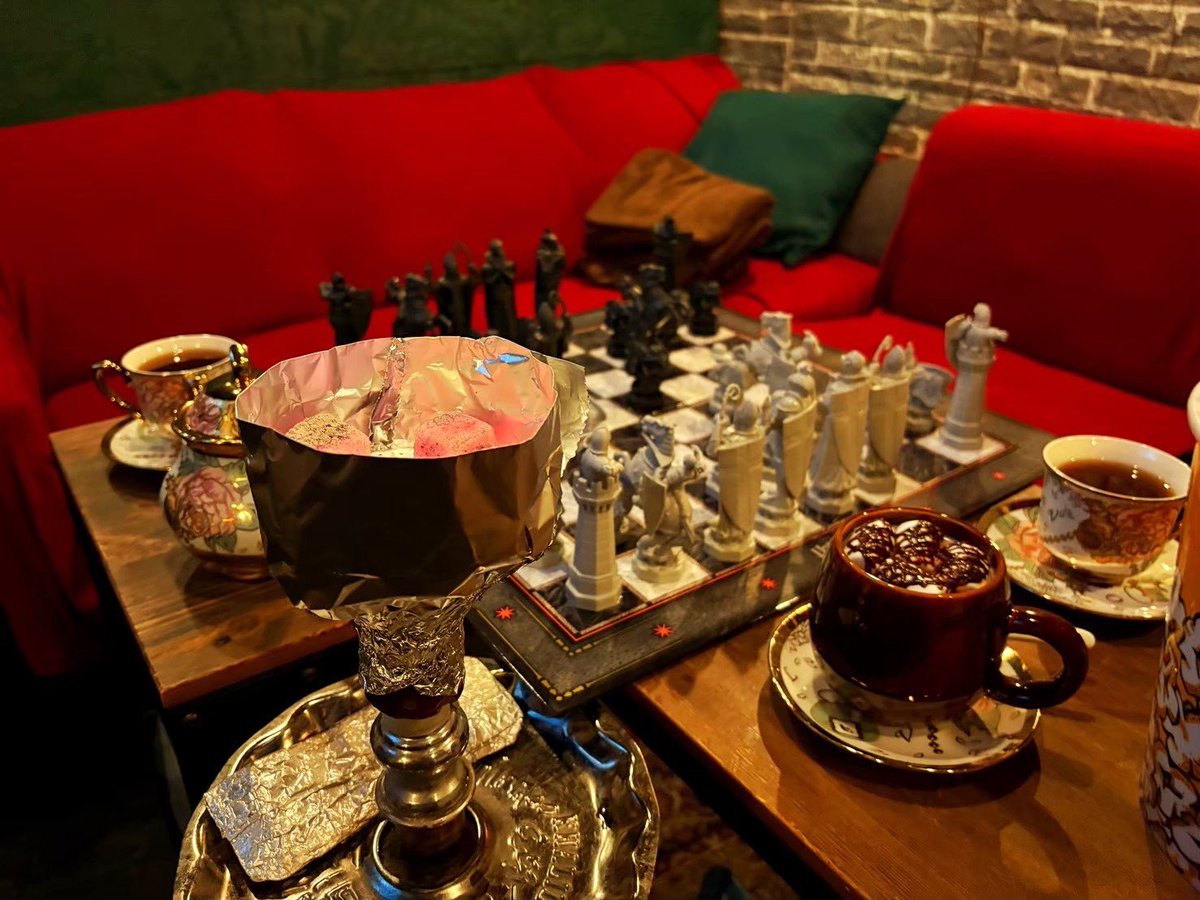 改めて鹿華のシステムについて紹介するわよ‼️

💭本格的な直置きシーシャ
💭大きなスクリーンで映画鑑賞🙆‍♀️
💭ポップコーンもあります（7種類！）
💭紙・電子タバコも喫煙🆗
💭飲食物持ち込み🆗
💭2名までシェアチャージ無料！

本日も24:00まで元気にオープン‼️