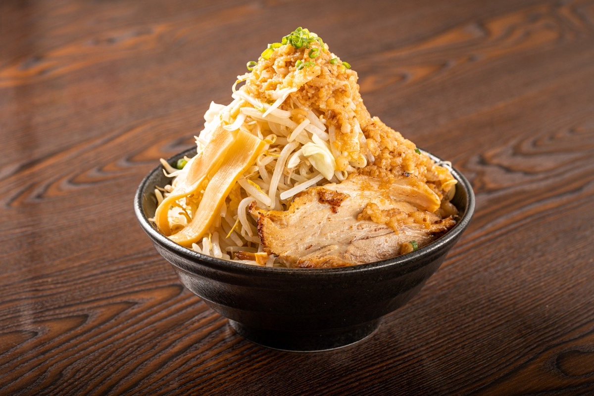 こんにちは！汁なし六鶴です🌟
本日も雪の日！！☃️
14時〜17時まで大盛り無料です◎
かなり雪積もりましたね🥲
足元にお気をつけください🥲
ご来店お待ちしております🤍☺️