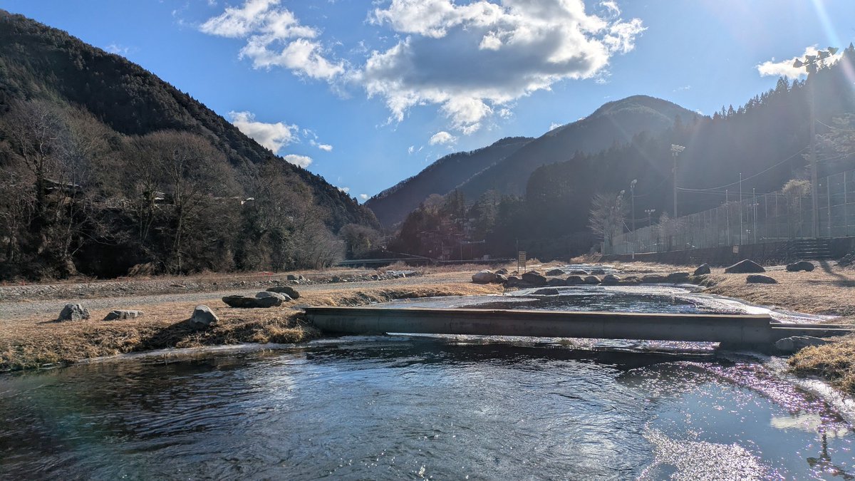 山梨県で一番小さな村、丹波山村。
村の観光ナビサイトには、食、宿泊、遊び…といった見出しに並んで「狼の話」という項目が。
狼を愛する者にとって、これほど気になる村はありません。まさに狼の聖地！