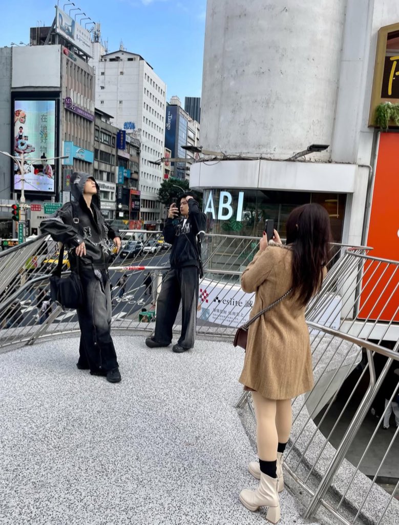 lulooyayaa's tweet image. เบื้องหลังรูปสวย ๆ ทีมงานคุณภาพบ้านแช่มดารา ♥️