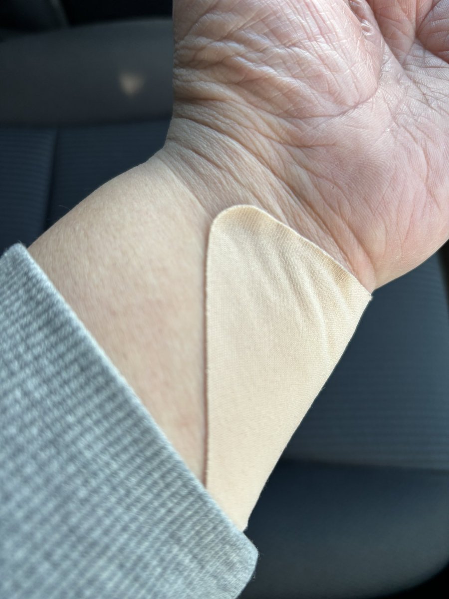 実は手首を負傷してます😢
お米担いだときひねったみたい😭
角度によっては、激痛😰