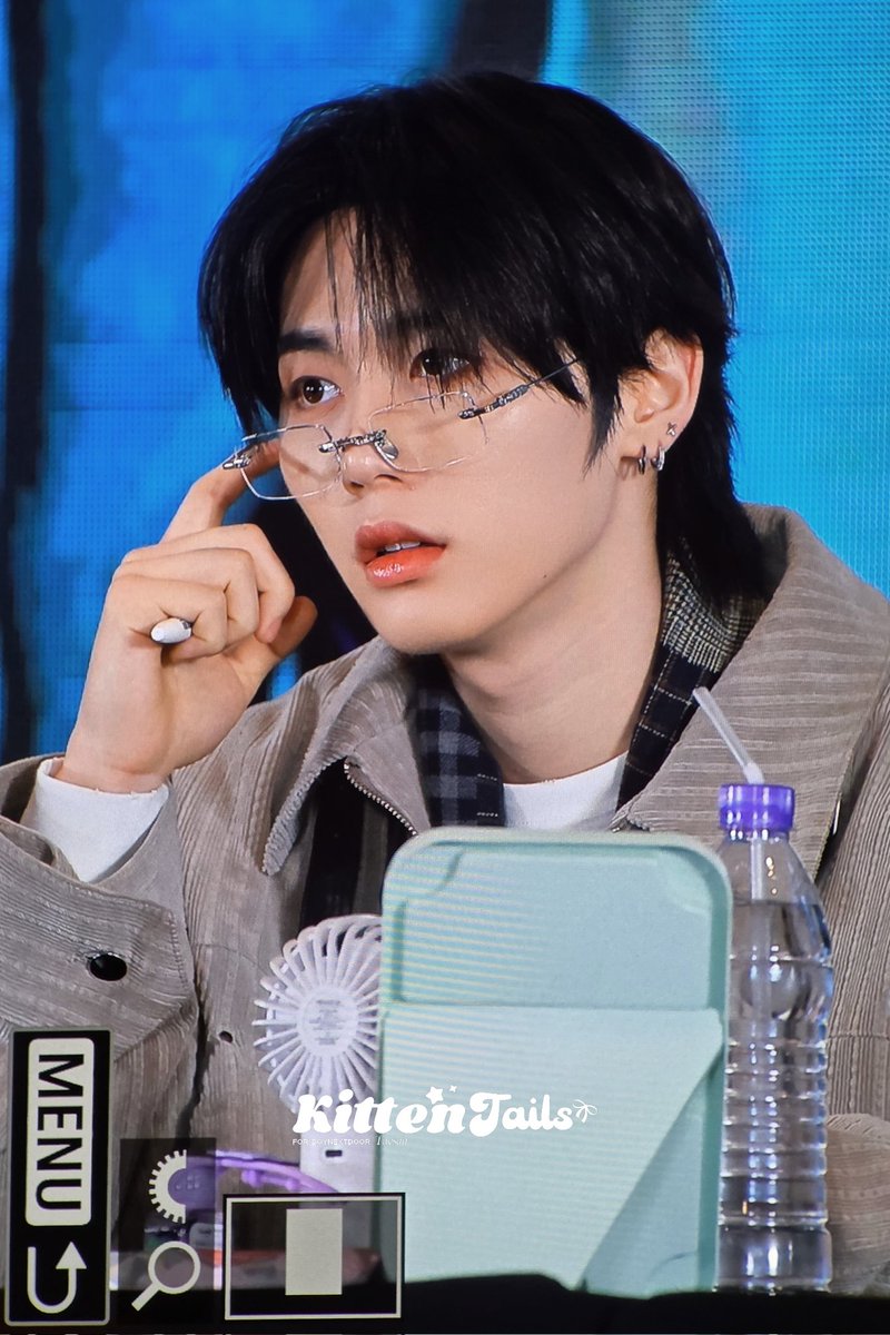 taesan looks so good in glasses today.. 😫
