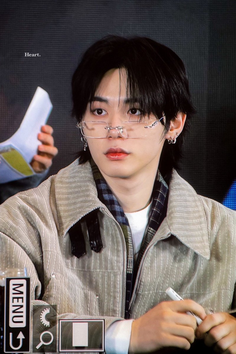 taesan looks so good in glasses today.. 😫