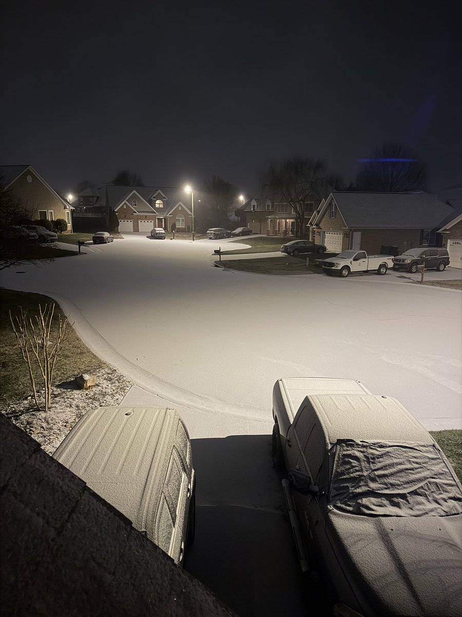 CaseyShell1's tweet photo. Currently back to snow in Hickory! @wxbrad https://t.co/VjHFwkJ2YY