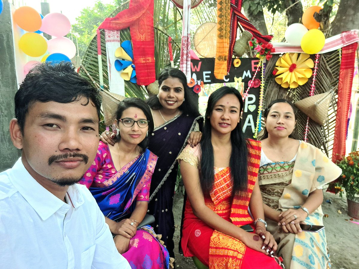 MithingaKumar's tweet photo. In the garden of life, friends are the most beautiful flowers. #BougainvilleaBeauty
#LifeIsBeautiful
#JoyfulMoments
#NatureLovers
#GardenLife
#GardenInspiration
#BloomWhereYouArePlanted
#BotanicalGarden
#NaturePhotography
#GardenFlowers
#FlowerGarden
#InBloom https://t.co/h0dZMN5LjQ