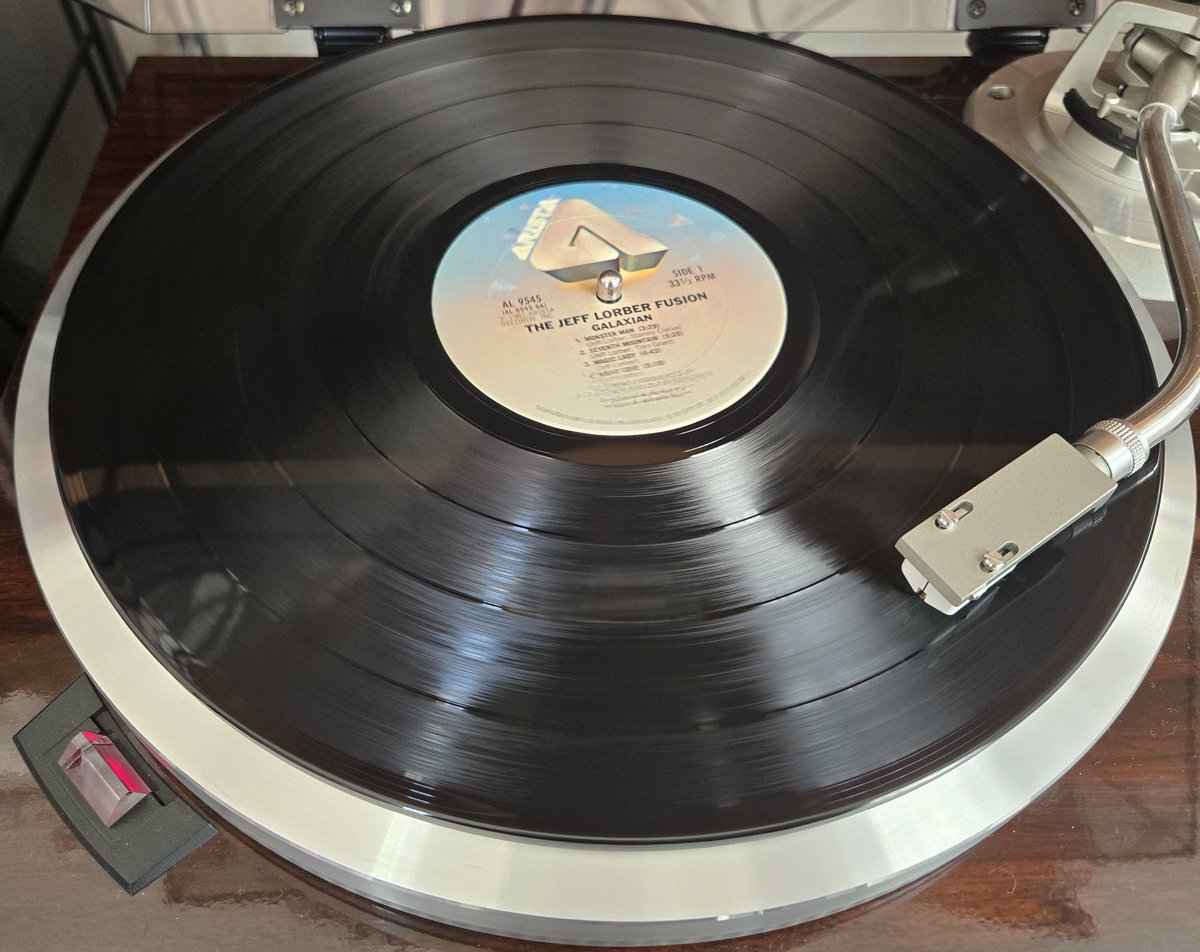 bengeorge_0713's tweet photo. これぞ軽快なフュージョンって音
テクニックというより曲とアレンジが巧みでノリやセンスで聴かせる人
以外に音が?分厚い割にクリアで良いです♪
#ジェフ・ローバー フュージョン
#JeffLorber https://t.co/EZ6KH1gns6