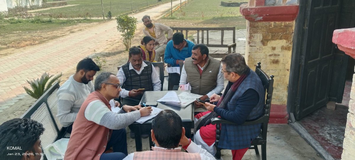 SIR के अंतर्गत कल झण्डी शक्ति केन्द्र के सभी बूथ अध्यक्षों व BLO's के साथ बैठकर 7 नये मतदाताओं का फार्म 6 भरवाया व ड्राफ्ट मतदाता सूची की समीक्षा की। साथ ही शक्ति केंद्र संयोजक व प्रभारी के साथ बूथ अध्यक्षों को मतदाता सूची का अवलोकन कर अनुपस्थित मतदाताओं से संपर्क कर फार्म भरवाने