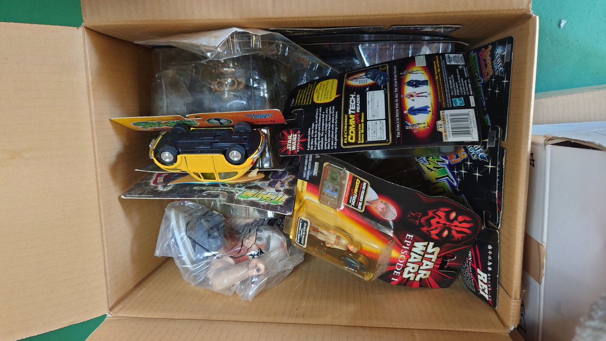 chapagame's tweet image. 今日も🧹⸒⸒

スターウォーズのおもちゃって全然高くなってないんやな
モールのライトセーバーもどっかにある💦
どしよー！