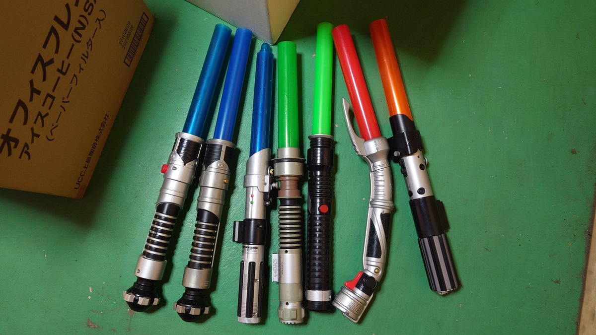 chapagame's tweet image. 今日も🧹⸒⸒

スターウォーズのおもちゃって全然高くなってないんやな
モールのライトセーバーもどっかにある💦
どしよー！