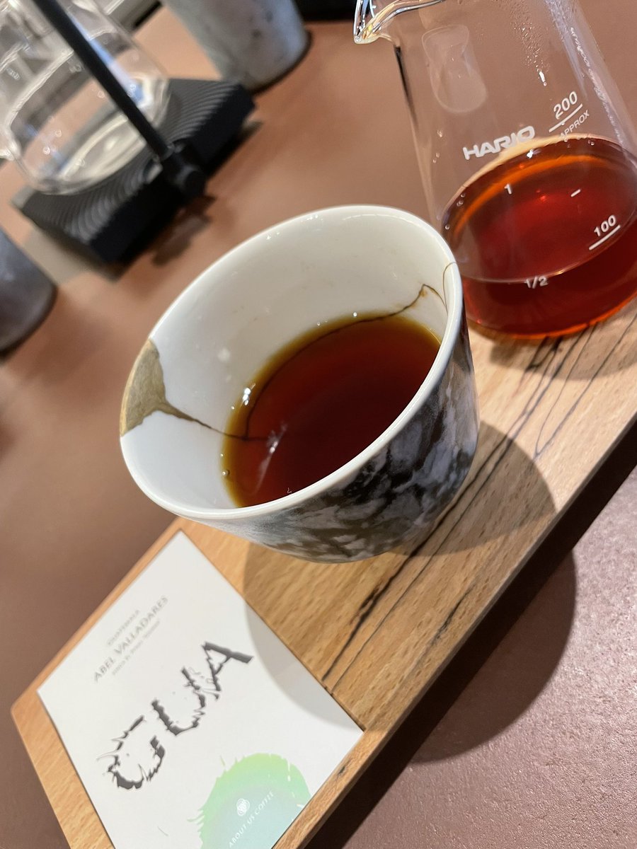 ノーマークだったグァテマラゲイシャ
実は結構美味いことに気づく

ほんのりジャスミンと柔らかグレフル
中後半のからは柔らかアーモンド
綺麗な余韻でフィニッシュ

読んでの通り柔らか素敵なグァテマラ
個人的にはグァテマラでは珍しい感じの味わい
ゲイシャの割には少しお値段も控えめ
バランスよき