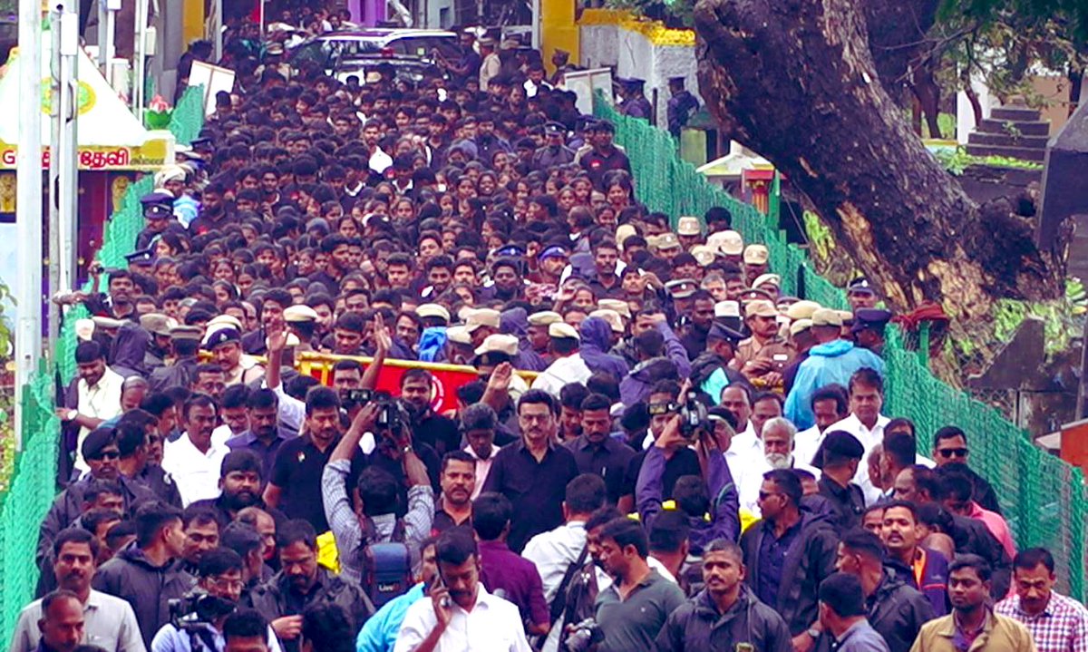 rajiv_dmk's tweet photo. எம் இனத் தலைவரோடும்,
எங்கள் இளந்தலைவரோடும் 
எம் தாய் மொழியாம் தமிழை காக்க உயிர்தியாகம் செய்திட்ட மாவீரர்களின் நினைவிடத்தில் கழக மாணவர் படை!!!
#தீ_பரவட்டும் https://t.co/i1FaEzdgHP