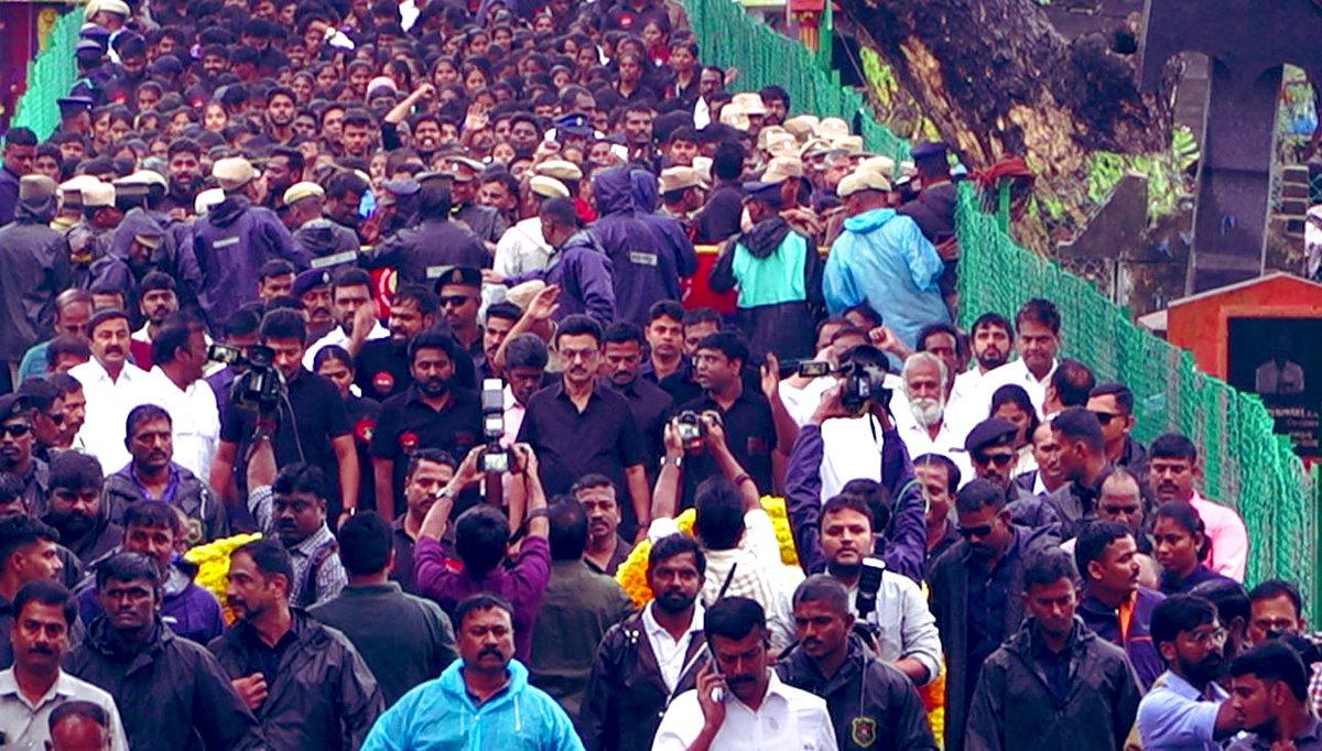 rajiv_dmk's tweet photo. எம் இனத் தலைவரோடும்,
எங்கள் இளந்தலைவரோடும் 
எம் தாய் மொழியாம் தமிழை காக்க உயிர்தியாகம் செய்திட்ட மாவீரர்களின் நினைவிடத்தில் கழக மாணவர் படை!!!
#தீ_பரவட்டும் https://t.co/i1FaEzdgHP