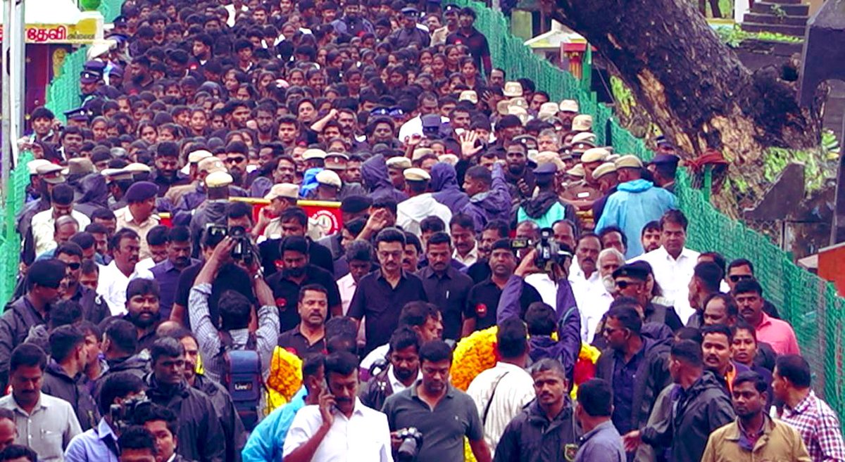rajiv_dmk's tweet photo. எம் இனத் தலைவரோடும்,
எங்கள் இளந்தலைவரோடும் 
எம் தாய் மொழியாம் தமிழை காக்க உயிர்தியாகம் செய்திட்ட மாவீரர்களின் நினைவிடத்தில் கழக மாணவர் படை!!!
#தீ_பரவட்டும் https://t.co/i1FaEzdgHP