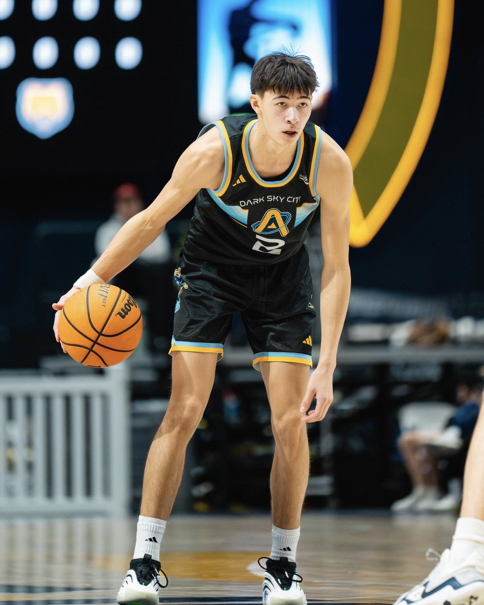 NAUBasketball's tweet photo. Have yourself a night, @Chriskomin 🫡

Career-high 24 points for #️⃣2️⃣

#RaiseTheFlag | #BigSkyMBB https://t.co/YZxqp0IAzr