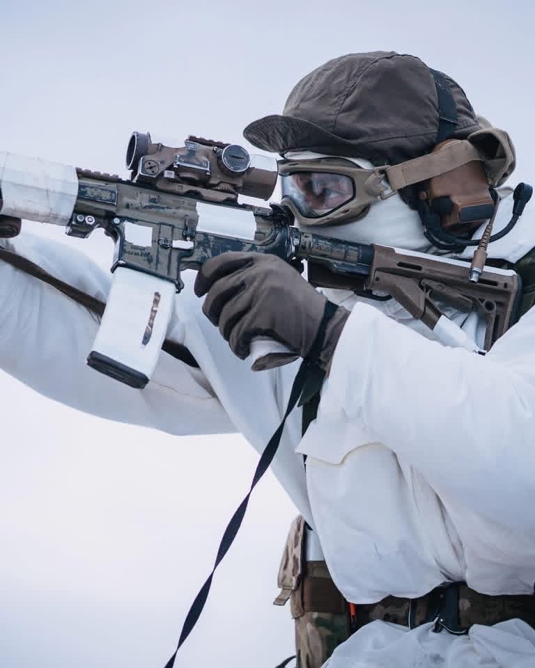 The 🇩🇰Danish soldiers are in place in Nuuk and Kangerlussuaq. Here they will maintain and expand their winter warfare skills. They will also conduct exercises in the harsh terrain with their allies from France 🇫🇷

—Royal Danish Army