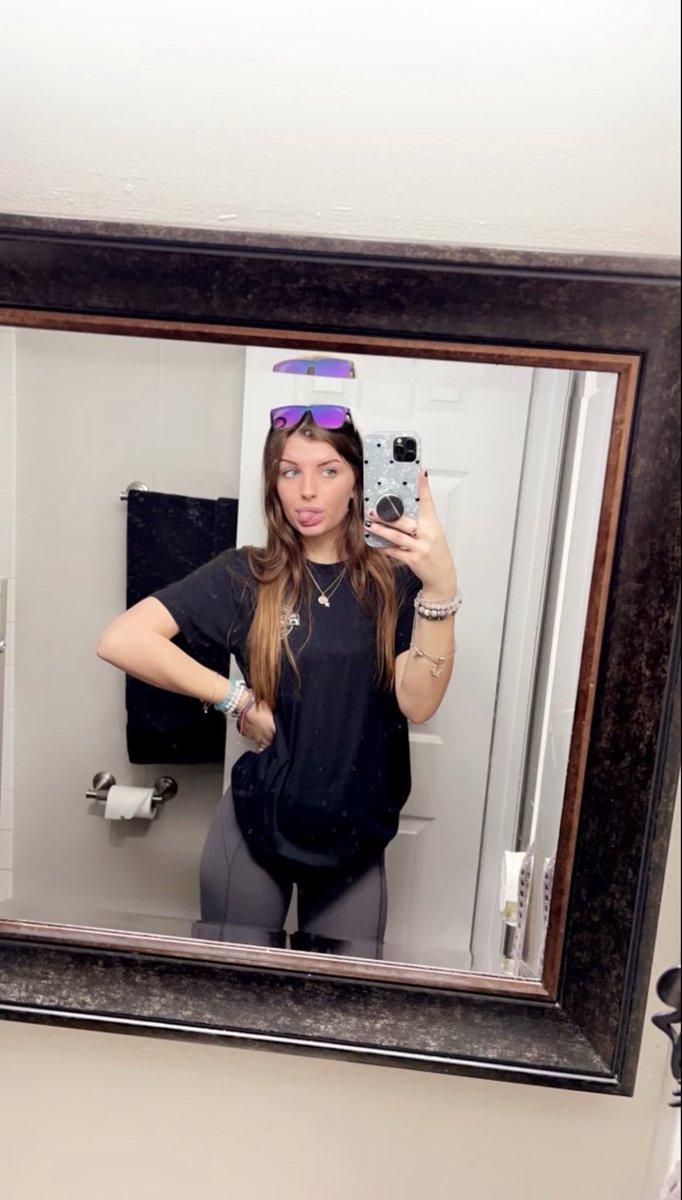 hi im single reply if u want me to dm u 😝