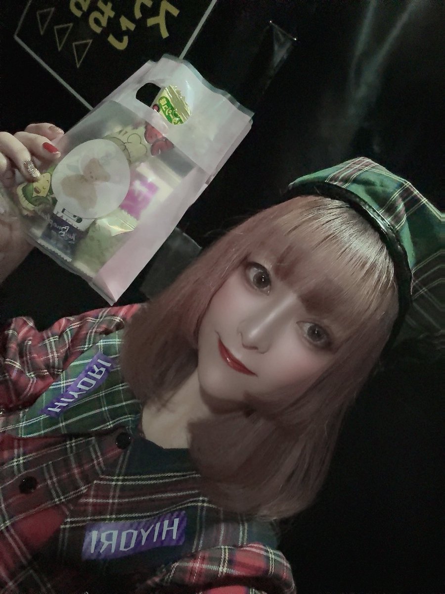 バタバタでごめんね🙇‍♀️😢
ライブありがとでしたー！
カノンさんからお菓子もろた💖

次のひよりいるライブは2/8めいちゃん生誕！！！🎉
みんなでお祝いしよ🩵