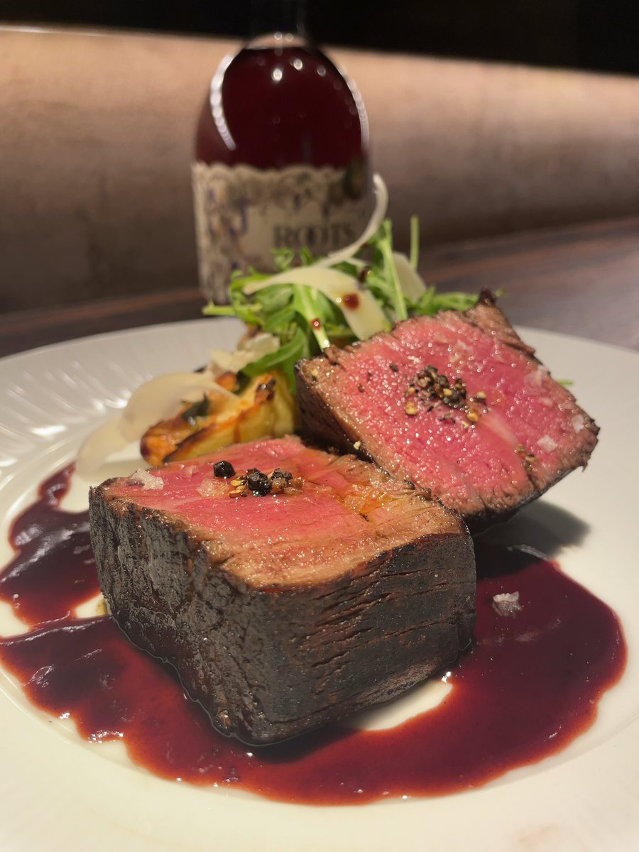 WVinogris's tweet photo. お肉料理を提供したら「まっけんゆー！」って歓声を頂きました。ビジュいいじゃんって事らしいです😂 ほんと…？推しの名前を叫ぶんですか最近は…？

1/25(日)は15時オープン！昨夜は満席でしたが本日はお席まだまだあります！来週1/31(土)は諸事情によりお休みです。 https://t.co/uBQuEH53KP