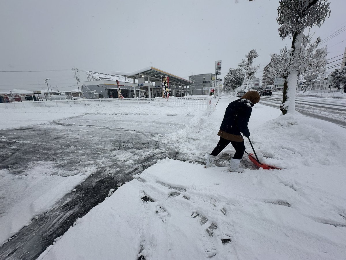おはようございます⛄️
彦根、また降ってきております🥶

本日、今のところ通常営業予定ですが
夜の部は状況を見て早仕舞いさせて頂きます🙇
皆様、安全運転で本日も何卒🍜
