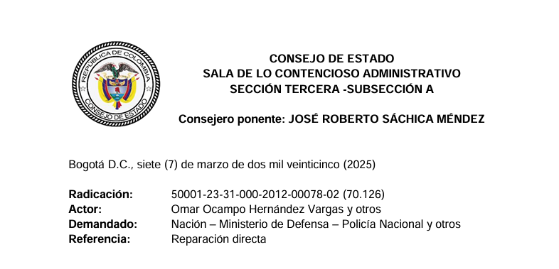 JurisprudenCol's tweet photo. Acción de reparación directa por accidente de tránsito contra vehículo mal estacionado, daño causado por omisión y falta de señalización

En esta sentencia, el Consejo de Estado analizó un caso de reparación directa derivado de un accidente de tránsito en el que falleció el ciudadano Diego Ferney Hernández González. El fundamento de la demanda se centró en la presunta omisión de varias entidades estatales y privadas en el cumplimiento de sus deberes frente a un vehículo averiado que permaneció durante horas sobre una vía pública sin la señalización adecuada, situación que derivó en un accidente fatal. El proceso judicial tenía como objeto establecer la existencia de una falla del servicio por parte de las entidades accionadas, entre ellas la Policía Nacional, la Agencia Nacional de Infraestructura (ANI) y la sociedad concesionaria Autopistas de los Llanos S.A., esta última en liquidación. La controversia fue resuelta inicialmente por el Tribunal Administrativo de Arauca, que accedió parcialmente a las pretensiones indemnizatorias, lo que motivó la apelación por parte de las entidades condenadas, cuestionando los fundamentos probatorios y jurídicos que sustentaron la decisión.

La sentencia aborda con particular detenimiento los hechos probados en el proceso, que fueron ampliamente documentados a través de informes policiales, testimonios, registros fotográficos, informes técnicos y contractuales. Se demostró que el camión involucrado en el accidente permaneció más de dos horas en la vía sin una adecuada señalización, y que, pese a haber sido reportado desde las 16:07 horas del día del siniestro, el accidente ocurrió hacia las 18:30, sin que durante ese lapso se hubiese gestionado eficazmente su remoción. La grúa asignada para la operación sufrió un accidente en su trayecto, y el inspector encargado del seguimiento también presentó percances mecánicos, lo que retrasó la atención.

Por otra parte, la Policía, aun cuando tuvo conocimiento de la situación y presencia en el sitio, no dispuso de los elementos reglamentarios ni adoptó medidas efectivas para garantizar la seguridad vial. Estos hechos fueron fundamentales para que el Consejo de Estado confirmara que hubo un conjunto de omisiones atribuibles a varias entidades, cada una desde su ámbito competencial.

Dentro de las consideraciones jurídicas, la providencia establece la aplicación de principios clásicos del derecho administrativo como la falla en el servicio por omisión, la responsabilidad compartida, la concausalidad y la solidaridad en la reparación del daño. Se enfatiza que, si bien el contratista –la sociedad Autopistas de los Llanos S.A.– tenía la obligación contractual de atender los eventos relacionados con vehículos varados en la vía, la ANI, en su calidad de entidad concedente, tenía la obligación de ejercer un control efectivo sobre la ejecución del contrato, y la Policía Nacional debía cumplir sus funciones como autoridad de tránsito, garantizando la seguridad de los usuarios. La omisión conjunta y simultánea de estas entidades fue considerada determinante en la producción del daño. Se descartó la existencia de un hecho exclusivo de un tercero, como lo argumentaron algunos demandados, y también se negó que existiera culpa exclusiva de la víctima, por falta de prueba que acreditara imprudencia o negligencia de su parte.

Otro de los aspectos que la Corte analizó con detenimiento fue la configuración de la responsabilidad estatal a partir de las obligaciones derivadas del contrato de concesión No. 446 de 1994, suscrito entre el Estado y el concesionario. La sentencia hace un estudio detallado de las cláusulas contractuales, del reglamento de operación vial anexo, y de los deberes de intervención y supervisión que recaían sobre la ANI. Igualmente, se hace énfasis en que la atención oportuna de accidentes, la remoción de vehículos, y la disposición permanente de grúas y personal especializado, eran exigencias contractuales ineludibles para el concesionario, de las cuales la entidad estatal debía verificar su cumplimiento. La jurisprudencia citada refuerza el criterio de que la responsabilidad por omisión no se exonera por el hecho de delegar funciones a un tercero si no se ejerce una vigilancia efectiva, particularmente cuando se trata de garantizar la vida e integridad de los ciudadanos.

En cuanto a la Policía Nacional, la Sala resaltó que esta entidad tenía funciones claras en materia de seguridad vial conforme al Código Nacional de Tránsito y a los convenios celebrados con los concesionarios viales, lo cual incluye el deber de señalizar, regular el tránsito y tomar medidas preventivas para evitar accidentes. En el caso analizado, la Policía fue advertida del camión varado y, aunque hizo presencia en el sitio, no suministró señalización reglamentaria ni exigió al conductor del vehículo cumplir con los estándares mínimos exigidos para advertir a otros conductores sobre el obstáculo. El uso de dos conos plásticos de baja visibilidad fue considerado como una actuación claramente insuficiente y violatoria de las disposiciones técnicas sobre seguridad vial. Esta omisión sustancial llevó a imputar también responsabilidad a la Nación – Ministerio de Defensa – Policía Nacional.

Sobre los efectos procesales, la sentencia también resolvió el llamamiento en garantía efectuado por la sociedad concesionaria a su aseguradora La Previsora S.A., sobre la cual se declaró probada la excepción de prescripción de la acción derivada del contrato de seguros, por lo que no se activó la póliza en este caso. En relación con los demás demandados como el Departamento del Meta e Invías, la Corte mantuvo la decisión de no declarar su responsabilidad, al no encontrar vínculo directo ni competencia material sobre el mantenimiento o gestión de la vía donde ocurrió el accidente. También se rechazaron las excepciones de caducidad y culpa exclusiva de la víctima, argumentadas por las entidades demandadas, considerando que la demanda fue presentada dentro del término legal, y que no existían pruebas suficientes para desvirtuar la relación de causalidad entre las omisiones estatales y el daño.

Finalmente, el Consejo de Estado, con base en su jurisprudencia reiterada sobre responsabilidad extracontractual del Estado por omisión, confirmó parcialmente la sentencia apelada y dejó en firme la condena solidaria contra la sociedad concesionaria Autopistas de los Llanos S.A., la ANI y la Policía Nacional. Se reconocieron perjuicios morales a los demandantes, en proporción al grado de cercanía con la víctima, negándose los perjuicios materiales por falta de acreditación. Esta sentencia constituye una pieza clave en la doctrina administrativa sobre la gestión de riesgos en vías concesionadas, la delimitación de competencias entre entidades estatales y contratistas, y el deber reforzado de protección por parte del Estado frente a riesgos previsibles que amenacen la vida e integridad de los ciudadanos.

Portal de actualización Jurisprudencial. Solicita tu suscripción aquí 👉https://t.co/jUGw4X9YHA
