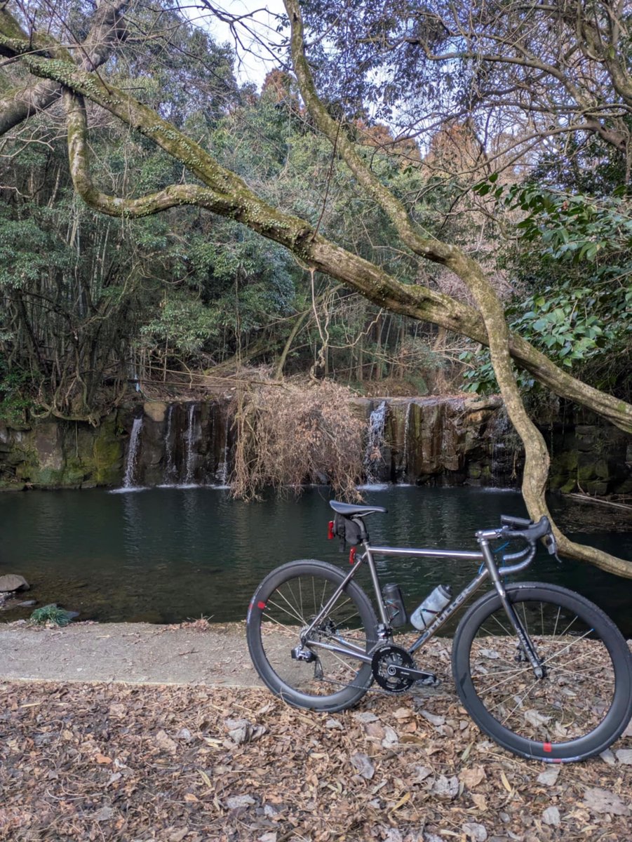 MULLERjapan's tweet photo. 静かな場所ほど、
バイクの本性がよくわかる。
余計なことをしない。
でも、足りなくもない。
これでいい、じゃない。
これがいい。
#horizon
#titaniumroadbike
#titaniumfork
#longride
#omullerbikes https://t.co/ljRNNQMomX