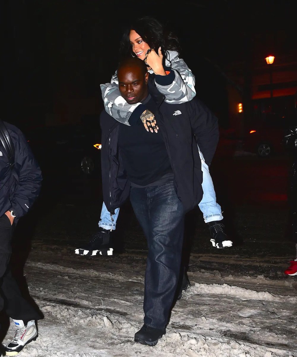 fentyreligion_'s tweet photo. Rihanna and her bodyguard ✨ https://t.co/QtMXqy28tS