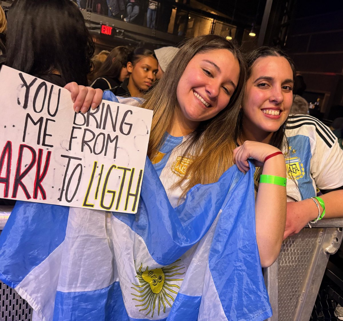 LouisWT91World's tweet photo. 🎥| “You bring me from Dark To Light”

Louis' reaction after reading a fan's sign yesterday at #ONONewYorkCity via oriitoledo02. https://t.co/5xL8zKXOnl