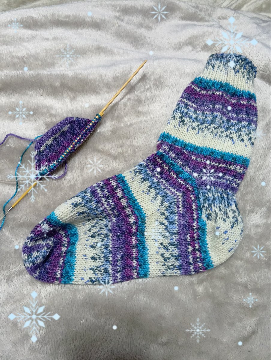 musashimam's tweet photo. やっと片方😅
#オパール毛糸
#KnitSocks https://t.co/vedaEJSqvb