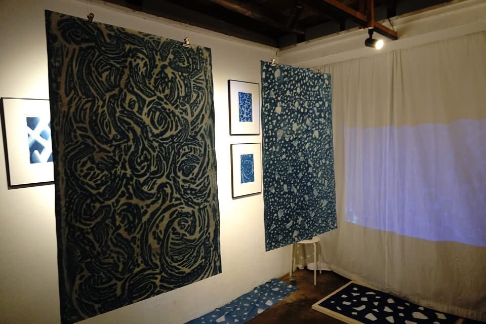 【おすすめの展覧会】
京島の「UNTITLED SPACE TOKYO」で行われているエリサミシュレ 「The Wrack Zone」へ。陸と海が出会い揺らぐ「漂着帯-Wrack zone」を研究している作家のサイアノタイプの作品展。なぎさに堆積する漂着物と自然の現象、波などを光と感光紙で描く青写真から海と私達の関係を表現。