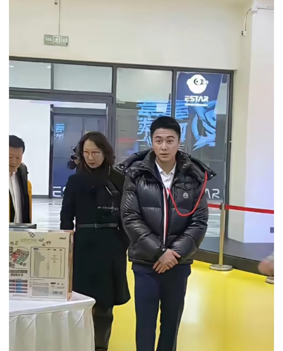 何猷君身上这件羽绒服，顶得上普通人一整年的薪水。 内里填充匈牙利白金鹅绒，800高蓬松度牢牢锁温，像把金库的门死死扣紧。 拉链是瑞士 专属定制，滑动的轻响，都在悄悄划开阶层的边界。