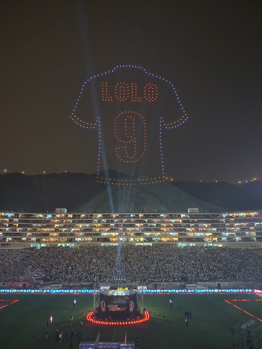 marianonaranjo's tweet photo. Espectacular el show de drones en la presentación de Universitario. Apareció la imagen de Lolo Fernández https://t.co/TsrZKr1E0u