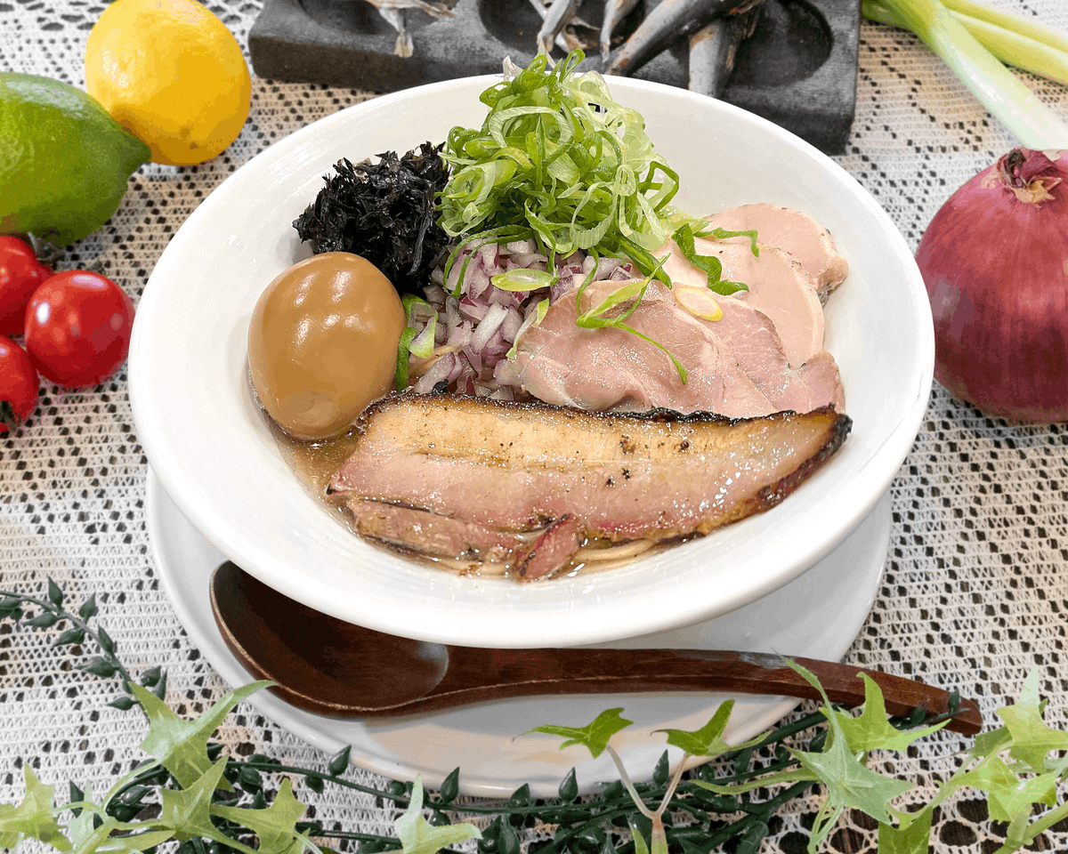 jinbeoumi's tweet photo. おはようございます！

当店の特製
【じんべえラーメン】
ご賞味いただきましたか？

人気の各種トッピングを盛りに盛った満足度満点の一杯です。
スープは淡麗／濃厚の2つのベースからお選びいただけます。

【土日時間】
昼の部は11:00~15:00(LO 13:45)
夜の部は18:00~21:00(LO 20:45) https://t.co/zKWC4vz7bv