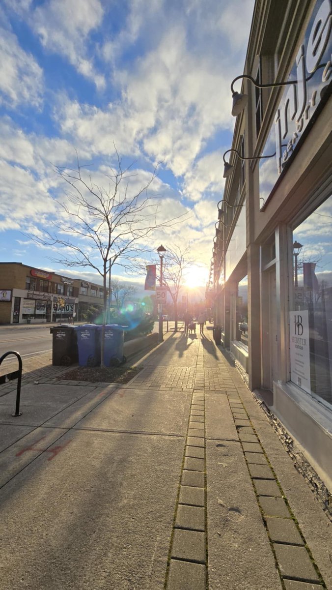 From your morning coffee to your evening takeout, choosing local keeps Kerr Village thriving ☕🛍️
Thank you for showing up for our neighbourhood.