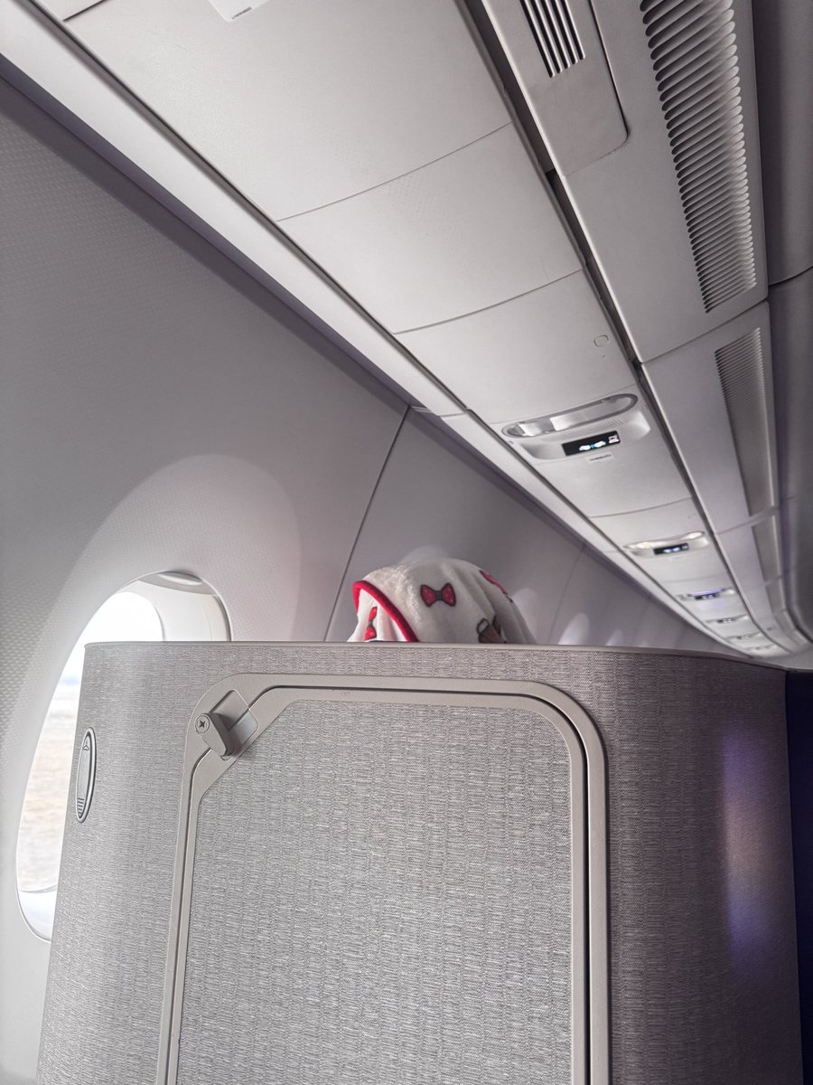 ginnynatnicha's tweet image. ไถๆมือถืออยู่ดีๆก็มีเด็กโผล่มาแอบมอง🧐