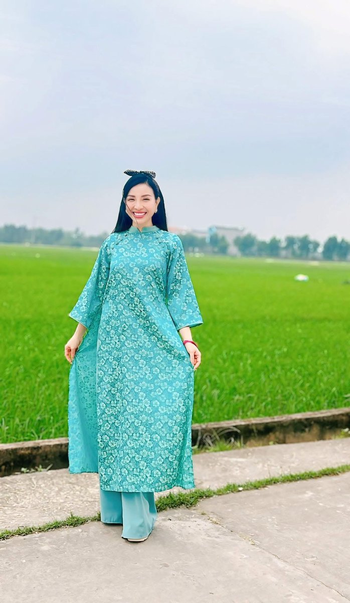 Ngoanolala's tweet photo. ĐẸP TỪ GỐC PHỤ NỮ CẦN GHI NHỚ

Người xưa nhìn vẻ đẹp bằng khí – không bằng phô trương

Người xưa có câu:
“Nhất dáng, nhì da, tam thanh, tứ khí.”

Vẻ đẹp của người con gái trước hết không nằm ở quần áo đắt tiền hay lớp trang điểm cầu kỳ,
mà thể hiện qua:

- dáng đi đứng đoan chính,
-làn da sạch sẽ, khỏe mạnh,
-giọng nói ôn hòa,
và thần khí tĩnh tại toát ra từ bên trong.

Đó là thứ vẻ đẹp khiến người khác cảm thấy an tâm, không bị lôi kéo, không bị áp lực, mà tự nhiên sinh ra sự tôn trọng.

Người xưa không dạy phụ nữ đẹp để được chú ý, mà dạy đẹp để giữ khí – giữ phúc – giữ đường đời.

Chăm sóc hình dung là tự trọng, không phải phù hoa. Lại có lời răn quen thuộc:

“Cái răng cái tóc là góc con người.”

Chăm sóc bản thân không phải để hơn thua với ai, mà là biểu hiện của lòng tự trọng.

Một người con gái:

-tóc tai gọn gàng,
-nét mặt sáng sủa,
-dáng vẻ chừng mực,
tự nhiên mang theo khí chất nền nã. Người khác khó xem thường, cũng không dám đối xử qua loa.

Vẻ đẹp này không cần khoe, nhưng có sức giữ người – giữ phúc – giữ giá trị.

Sắc là ngọn – nhân cách là gốc

Người xưa luôn nhấn mạnh: Đẹp thôi thì chưa đủ.

Muốn đi xa và đi bền trong đời, 
người con gái cần có Công – Dung – Ngôn – Hạnh làm nền:

-Công: biết làm việc đến nơi đến chốn, có trách nhiệm, không cẩu thả.

-Dung: hình dung vừa phải, biết tiết chế, không phô trương quá mức.

-Ngôn: lời nói có chừng mực, biết im lặng khi cần, biết nói đúng lúc.

-Hạnh: nhân cách, lòng tự trọng, sự trung thực với giá trị sống của chính mình.
Hạnh không vững, sắc dễ sinh họa.
Hạnh vững, dung mạo tự nhiên có phúc.

Nuôi dưỡng nội tâm – vẻ đẹp không già theo năm tháng.

Người xưa dạy phụ nữ học Cầm – Kỳ – Thi – Họa, không phải để ai cũng thành tài, mà để:
- tâm không cạn,
-lòng có chiều sâu,
-biết thưởng thức cái đẹp và sống tinh tế.

Một người con gái có đời sống tinh thần phong phú sẽ ít sân si,ít so đo, không dễ đánh mất mình vì những điều nhỏ nhặt.

Đó là vẻ đẹp càng sống lâu, càng lắng – càng bền.

Ba điều cốt lõi – đủ để trở thành người phụ nữ đáng quý. 
Không cần hoàn hảo.
Không cần gồng mình làm hình mẫu.

Chỉ cần giữ vững ba điều này:
- Giữ hình dung đoan trang – tôn trọng thân thể và khí chất của mình.
- Nói năng, cư xử mực thước – giữ khẩu nghiệp, giữ phúc lâu dài.
- Lấy nhân cách làm gốc – sống theo Công – Dung – Ngôn – Hạnh.

￼Như vậy là đủ.

Không ồn ào.
Không tranh giành.
Không hơn thua.

Nhưng càng sống càng sang.
Càng trưởng thành càng đẹp.
Muốn đẹp bền – phải đi từ gốc

Nhiều người chăm chăm làm đẹp bên ngoài,
nhưng vẻ đẹp bền vững luôn đi từ bên trong ra ngoài.

Người con gái có chiều sâu cần:

-Lập Đạo: hiểu rõ giá trị và chuẩn mực mình theo.
-Lập Chí: không sống buông trôi theo cảm xúc nhất thời.
-Lập Thân: tu dưỡng nhân cách, khí chất, nội lực.
-Lập Nghiệp: có năng lực và giá trị riêng để tự đứng vững.

Khi Đạo đúng – Chí vững – Thân sạch – Nghiệp lành, vẻ đẹp không cần cố gắng,
tự nhiên mà thành.

Vẻ đẹp của người phụ nữ không phải để ganh đua, mà để xứng đáng với những điều tử tế nhất của cuộc đời.

Không cần rực rỡ để được nhìn, 
chỉ cần đủ sâu để được trân trọng.
Và đó mới là vẻ đẹp giúp người phụ nữ đi qua năm tháng.

Phúc không hao – mệnh không mòn – khí không cạn. 
#phunu
#duongsinh
#duongnhan