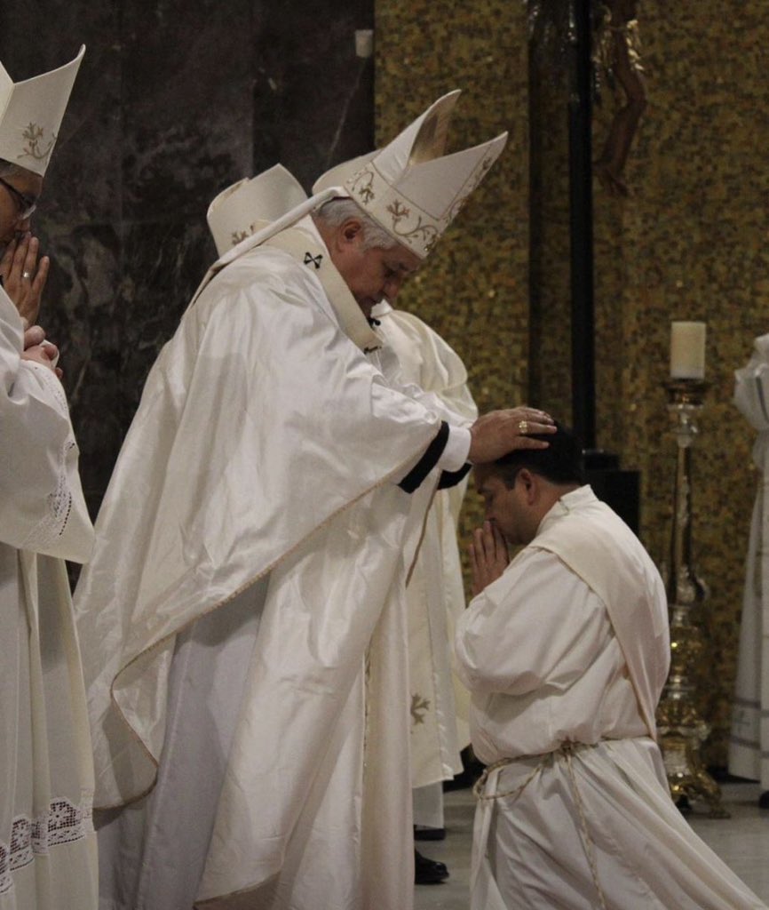 rooquismo's tweet image. Hoy quiero felicitar al sacerdote #DavidJasso, quien cumple 8 años de vida sacerdotal. 🙏✨
Un ejemplo de que cuando Dios llama, se deja todo… de directivo #Rayado a #Sacerdote.

Abrazo fuerte, mi querido #DavidJasso. Que Dios te siga usando para guiar y bendecir muchas vidas.”