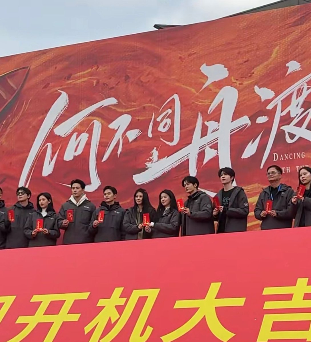 ppppukpui's tweet image. ยินดีกับน้องแพทริค 🇹🇭 สำหรับซีรีย์พีเรียดเรื่องใหม่ ต้อนรับ 'จางเยว่หุย' (อดีตคนรักนางเอก - พระรอง) วันนี้มีพิธีเปิดกล้องอย่างเป็นทางการ ขออวยพรให้ซีรีย์เรื่องนี้ประสบความสำเร็จ ถ่ายทำราบรื่น ฝากน้องแพทด้วยนะคะ 🧧🧧

Patrick Dancing With The Tide🥳
#แพทริคเปิดกล้องDWTT