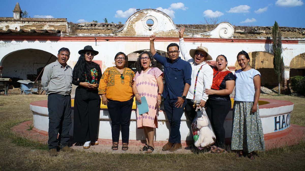 UacoComunica's tweet photo. 🌞 Celebramos a las y los estudiantes del CUC Valles Centrales - UACO, que concluyen su formación.
Gracias por aprender desde la comunalidad y regresar a sus pueblos con más saber y compromiso colectivo.
Seguimos caminando juntas y juntos.
#UACO #Comunalidad #EducaciónComunal https://t.co/ykegxCPG90