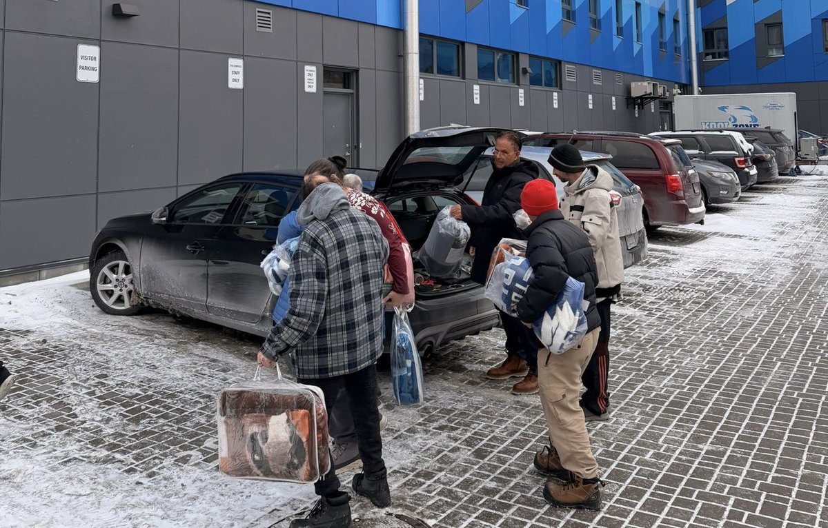 RudyCuzzetto's tweet photo. Helped volunteers deliver blankets from @SaiDhamCanada to the local warming centre at @CompassFoodBank in #Lakeview. As we prepare for the winter storm tomorrow, please remember to check on seniors and other vulnerable people, especially those living alone. #MississaugaLakeshore https://t.co/jwYyHp2VNy