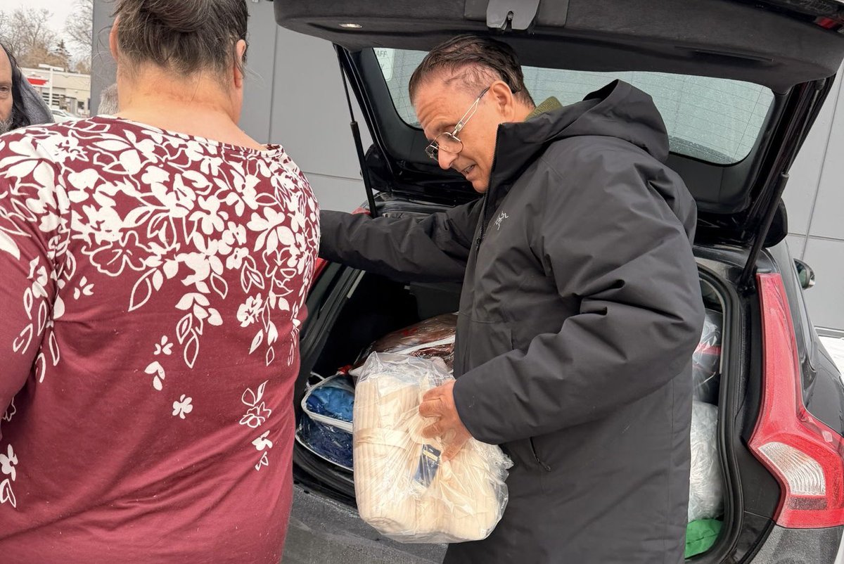 RudyCuzzetto's tweet photo. Helped volunteers deliver blankets from @SaiDhamCanada to the local warming centre at @CompassFoodBank in #Lakeview. As we prepare for the winter storm tomorrow, please remember to check on seniors and other vulnerable people, especially those living alone. #MississaugaLakeshore https://t.co/jwYyHp2VNy