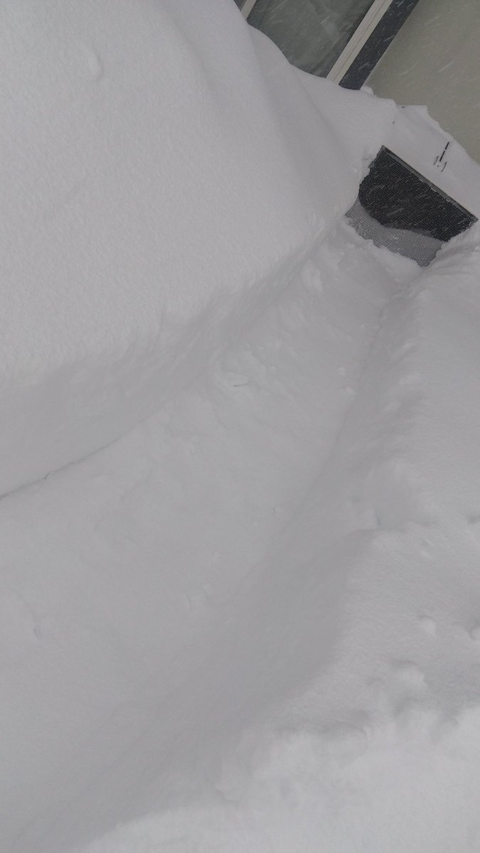 same69rocket's tweet image. おはようございます

朝までに膝まで積もった雪の除雪完了、ごみ捨てロードも完璧です
住民よ
俺に管理費払え

車でお出かけの方は主要幹線道路以外入らないほうがいいよ
不要不急の外出は無理
情報集めてね

よい一日を