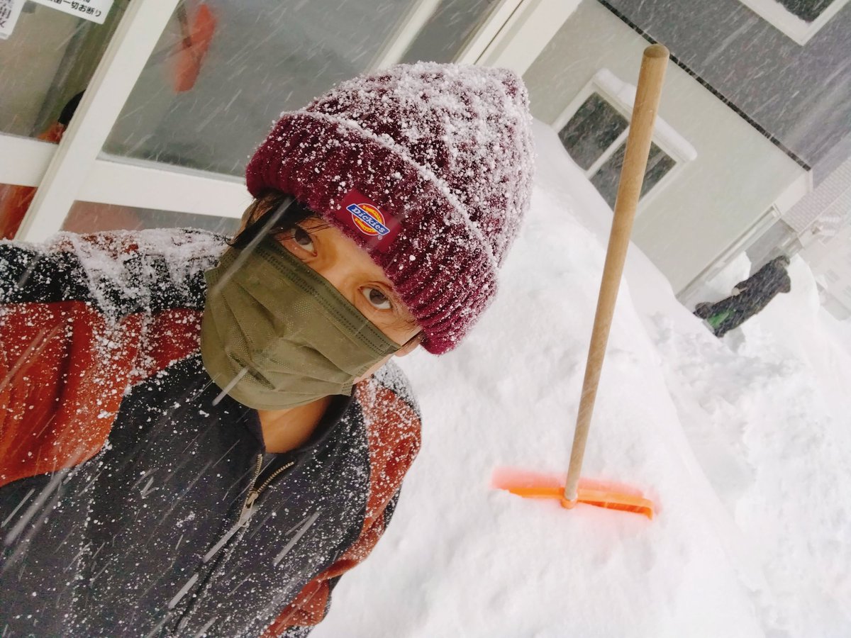 same69rocket's tweet image. おはようございます

朝までに膝まで積もった雪の除雪完了、ごみ捨てロードも完璧です
住民よ
俺に管理費払え

車でお出かけの方は主要幹線道路以外入らないほうがいいよ
不要不急の外出は無理
情報集めてね

よい一日を