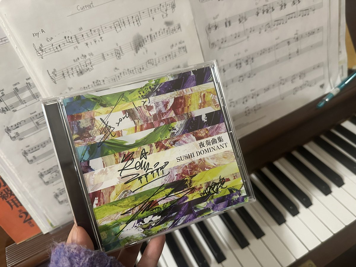 先日！初めて寿司ドミナントさんのライブを見に行ってきました🍣
レーヨンとはTwitterで10年以上前からのお友達なのだけど、fox capture planのメルテンさんと対バンすると聞き、これは応援に行かねばと駆けつけ…！
音源もいいなと思ってたけど生演奏はさらにかっこよくて4人の絆を感じました🔥