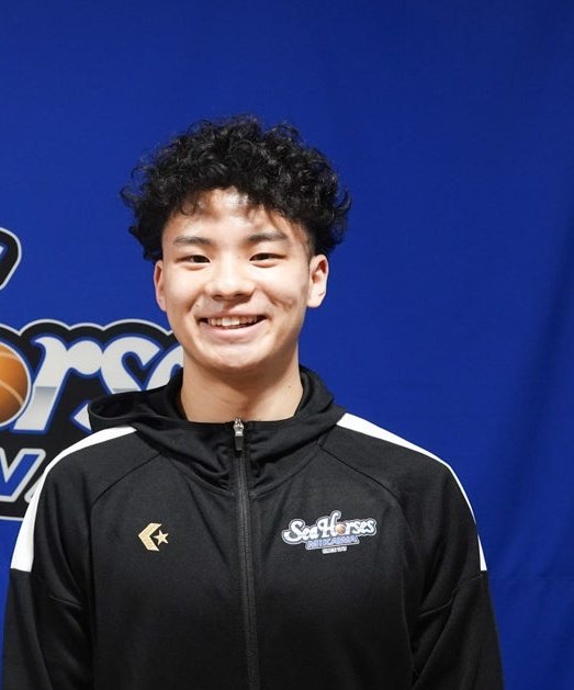 558525daiki's tweet photo. #Bリーグドラフト
#Bリーグドラフト候補生
#大学バスケ

B.LEAGUE DRAFT 2026 スカウティング・プロファイル：新井翔太
1. 身体的特性と基本プロフィールの戦略的解釈
B.LEAGUE PREMIERへの移行を控えた現在、ガードポジションの大型化は不可避のトレンドであり、190cmクラスの司令塔が標準化されつつある。その中で、新井翔太の172cmというサイズは、フロントオフィスにとって「リスク」として最初に目に付く数値であることは否定できない。しかし、スカウティングの要諦は、その数値を単なる欠点と見るか、あるいは特定の戦術的役割における「希少性」と捉えるかにある。新井の場合、サイズ不足を相殺して余りある「PnR（ピック＆ロール）における卓越したナビゲーション能力」と「ペイントタッチの頻度」が、ドラフト指名におけるROI（投資対効果）を決定付ける鍵となる。

基本プロフィールと身体測定データ

氏名
新井 翔太 (Shota Arai)
青山学院大学
生年月日
2004年3月2日（21歳）
2026年ドラフト対象 / 
ポジション
PG / SG
オフェンスを駆動するデュアル・スレット
身長
172cm
守備時のミスマッチ回避に向けた戦術的工夫が必須
体重 / BMI
70kg / 23.7
エリートPGに不可欠な低い重心とコンタクト耐性を保持

「So What?」分析：物理的障壁を突破するスキル基準値
172cmというサイズは、B.LEAGUE PREMIERレベルのスイッチディフェンスにおいて、ポストアップの標的とされるリスクを常に内包する。これを相殺するためには、単なるスピードではなく、**「PnR効率の極大化」と「ディフェンス・ローテーションを破壊するビジョン」**が必要不可欠である。新井のBMI 23.7は、小柄ながらもペイントエリアでの激しいフィジカル・コンタクト（特に2m級の外国籍選手との接触）を前提としたフレームが完成していることを示唆している。彼の価値は、サイズという物理的制約を逆手に取り、相手のディフェンス・スキームが想定していない角度からの侵入とパス供給を可能にする「異質なアセット」としての側面に集約される。
--------------------------------------------------------------------------------

2. キャリア・エボリューション：組織的適応とリーダーシップの変遷

実践学園高校から青山学院大学へと至る新井のキャリアは、独力主義からの脱却と、組織の勝率を最大化させる司令塔への進化プロセスとして定義できる。
パラダイムシフト：個の才能から組織の勝利へ
ウインターカップ2021での敗退は、新井にとって決定的な転換点となった。中学時代までの「一人の力で勝てる」という独力至上主義は、全国レベルの組織的守備を前に限界を露呈した。この経験から得た「チーム5人で戦う」という哲学への移行は、現在の彼のプレースタイルに戦術的な深みを与えている。単にボールを保持するのではなく、ディフェンスを意図的に収縮させ、オープンな味方を見つけ出す「フロアジェネラル」としてのマインドセットが、この時期に確立された。

大学でのリーダーシップ確立：2部所属からの下剋上
青山学院大学での4年間において特筆すべきは、チームが関東大学2部リーグに所属しているというコンテキストである。

• スプリングトーナメント2025: 2部から昇格したてという不利な状況にありながら、1部リーグの強豪を次々と撃破。主将としてチームを牽引し、7年ぶりとなるベスト8進出という客観的成果を達成した。

• エリート・タレントの証明: 1部校がひしめく中で「個人アシストランキング・トップ3」に入った事実は、対戦相手のレベルに依存しない彼のプレースタイルの「ユニバーサルな通用性」を証明している。
低カテゴリーのプログラムからトップレベルへの競争力を引き上げた彼のリーダーシップは、再建期にあるプロクラブや、ベンチメンバーの底上げを狙うチームにとって極めて魅力的な資質である。
--------------------------------------------------------------------------------