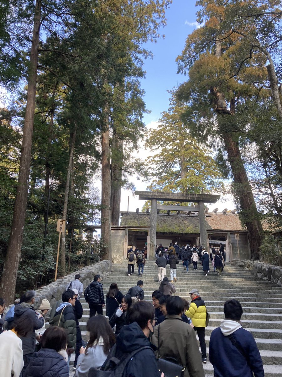 昨日は毎年参拝している伊勢神宮へ。

大雪のためか、例年より人が少なくゆったりとした気持ちで参拝できました。

キリリと寒かったけれど、それもまた身が引き締まる思いがして良いものです。